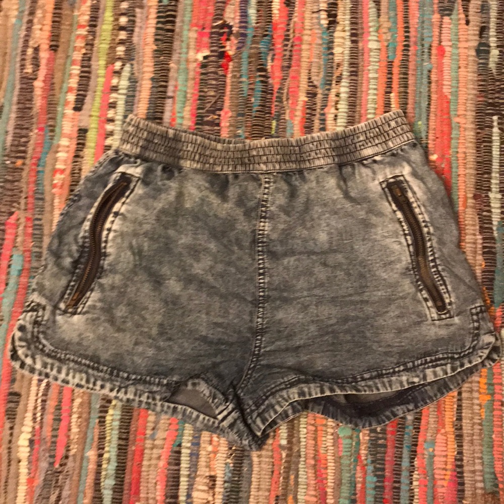 Stretch waist shorts